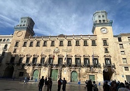 El Ayuntamiento de Alicante, con las protecciones en las torres.