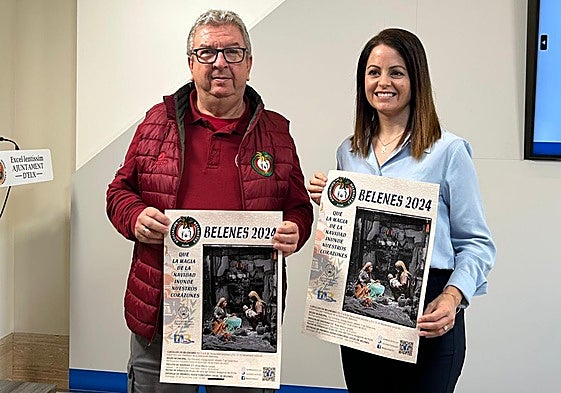 La edil de Fiestas, Inma Mora y el presidente de la Asociación de Belenistas de Elche, Francisco Guilabert, presentan el belén de la Glorieta de este año.
