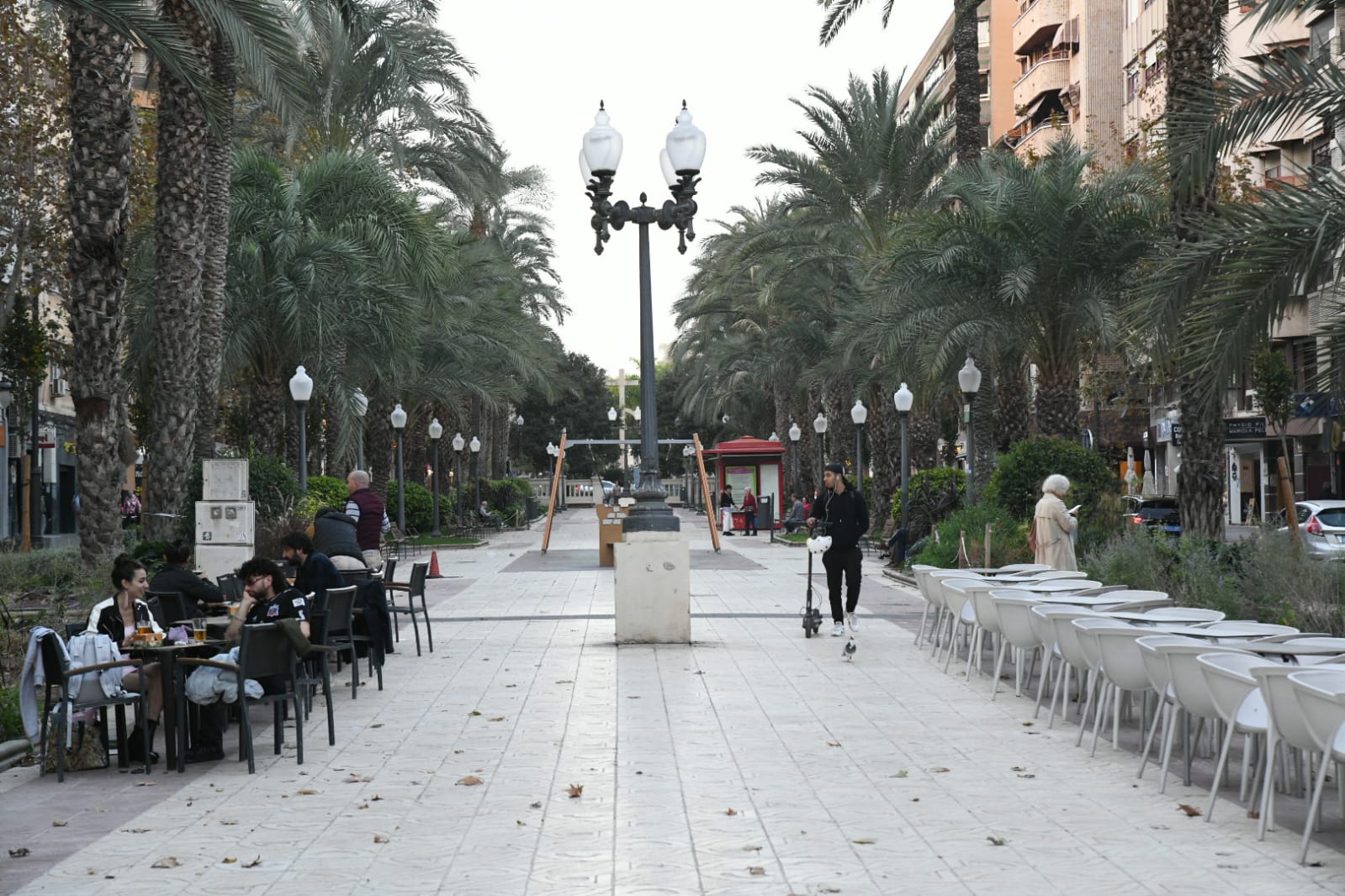El paseo central con varias terrazas.