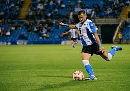 Artiles prepara un centro con la izquierda ante el Marbella.