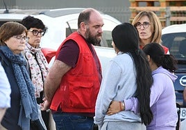 Psicólogos de Cruz Roja atienden a unos familiares.