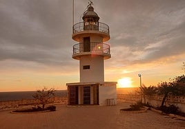 La salida del sol en un faro de Alicante.