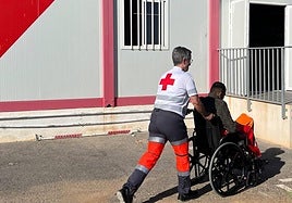 Atención a un inmigrante por parte de la Cruz Roja.