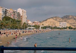 Alicante se despide de noviembre con bañistas en el Postiguet