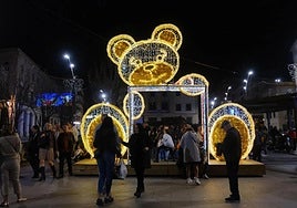 Alicante brilla con las luces de Navidad: así son las guirnaldas encendidas