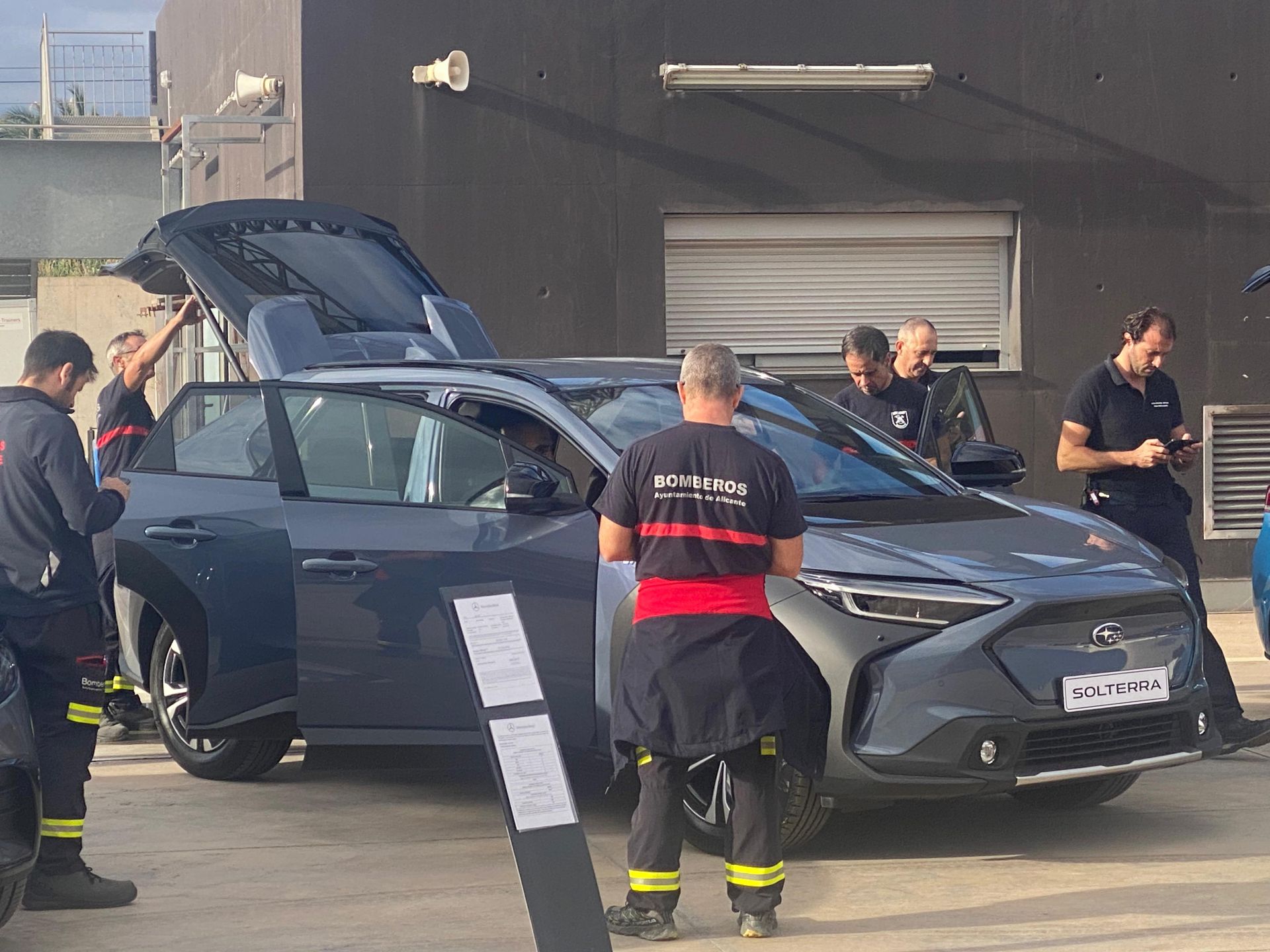 Los bomberos de Alicante se forman para sofocar incendios en coches eléctricos