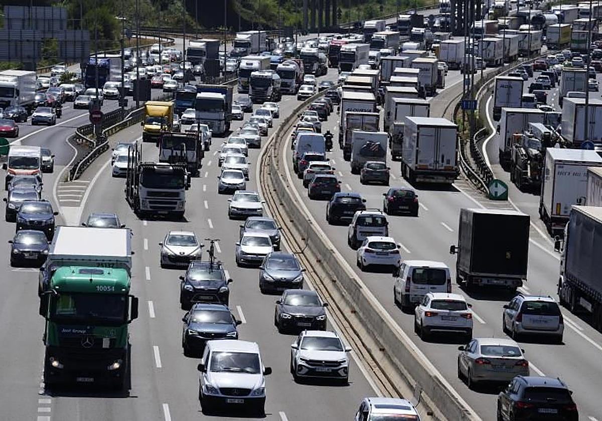 Carretera congestionada, en imagen de archivo.