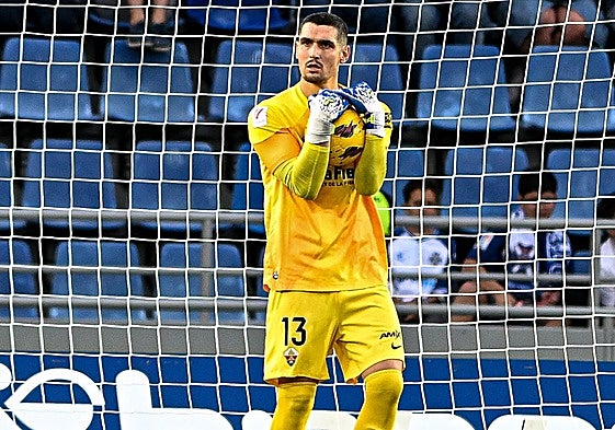 Matías Dituro atrapa el balón ante el Tenerife.
