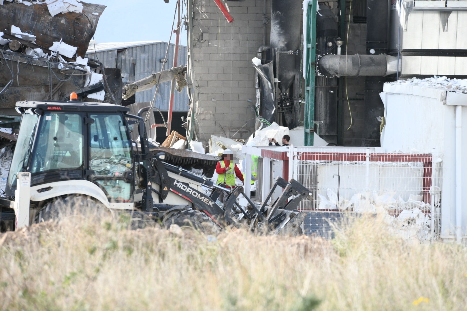 Especialistas de la Guardia Civil rastrean la fábrica de Ibi en busca de respuestas a la explosión mortal