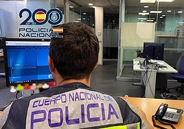 Un agente del Grupo de Menores (Grume) de la Policía Nacional de Alicante.