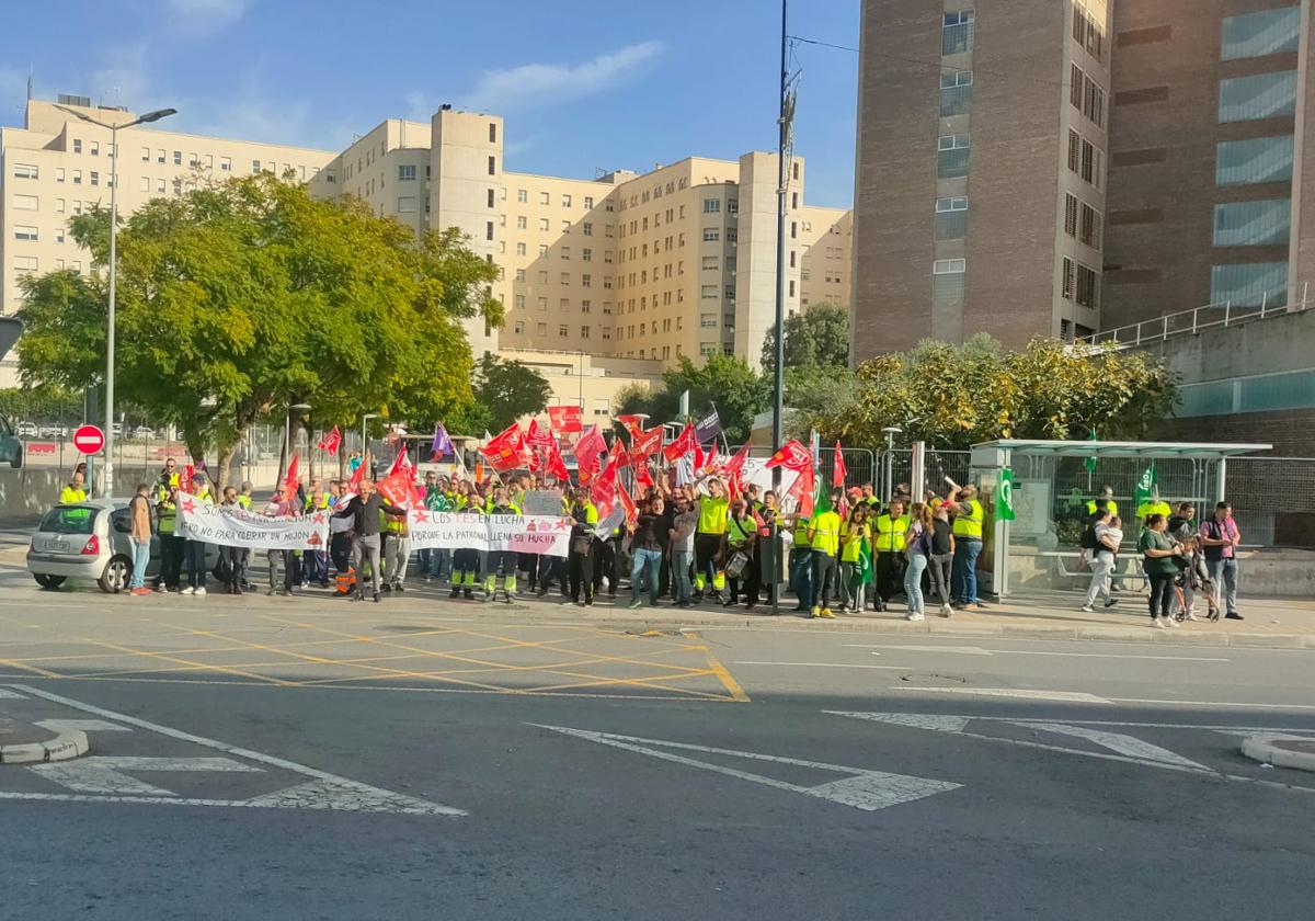 Ambulance drivers' protest on Tuesday in front of Alicante General Hospital.