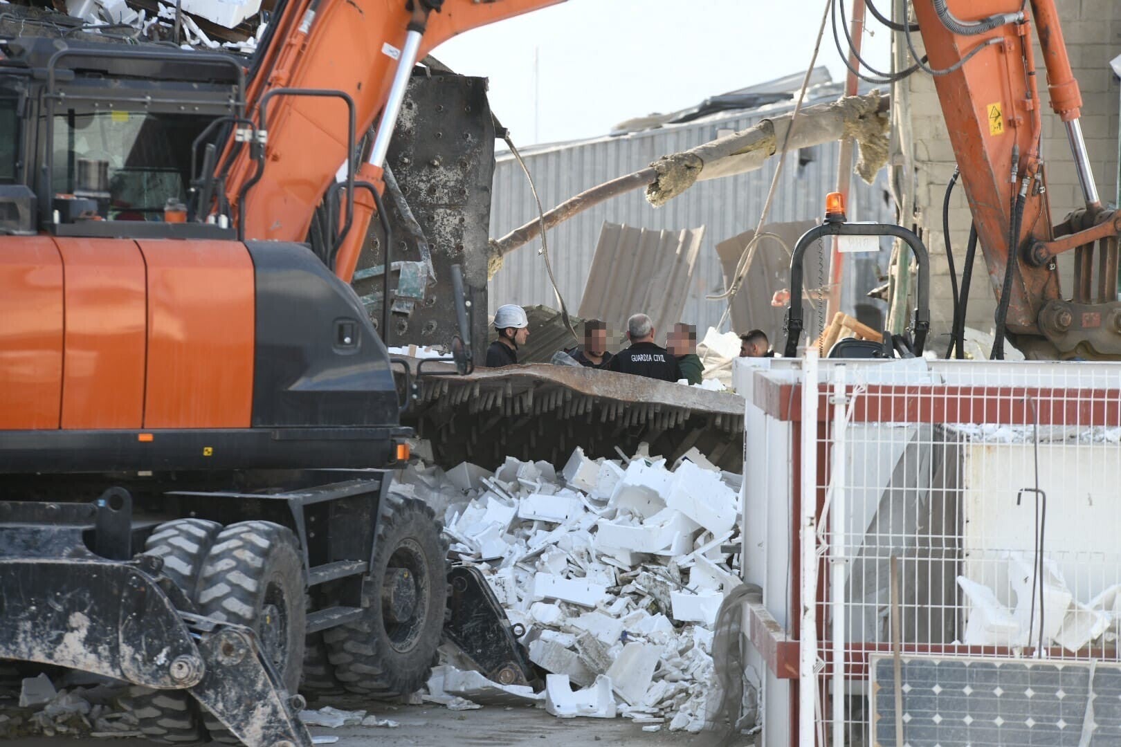 Especialistas de la Guardia Civil rastrean la fábrica de Ibi en busca de respuestas a la explosión mortal