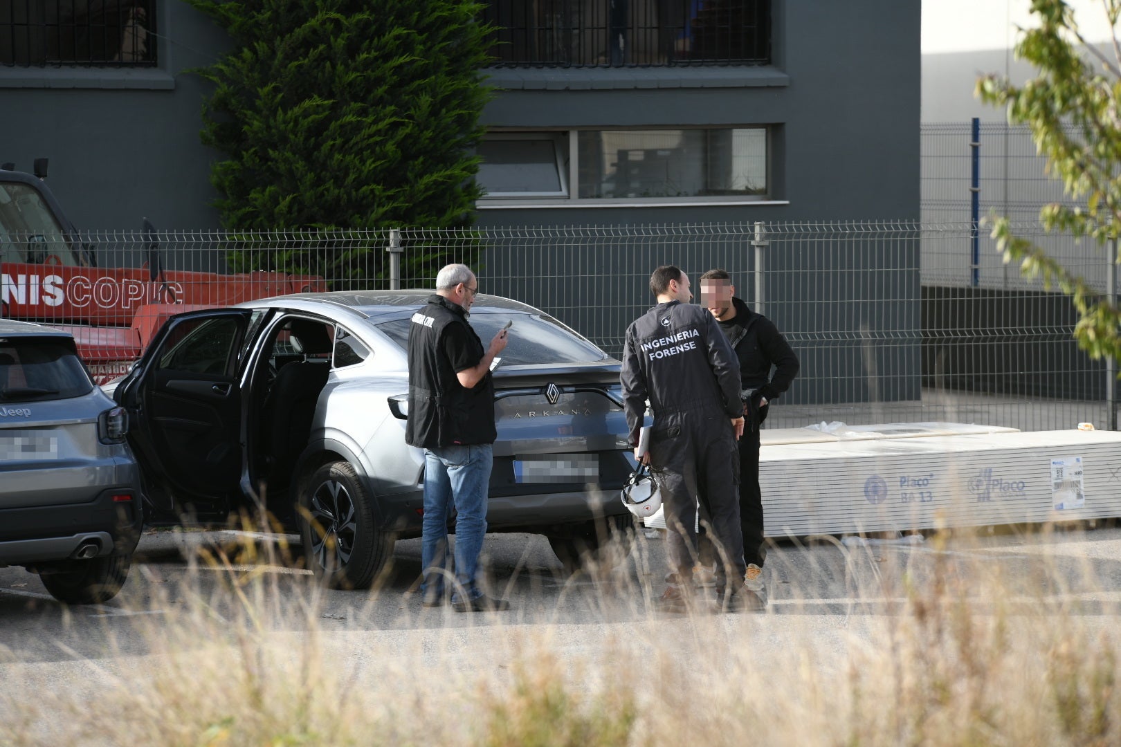 Especialistas de la Guardia Civil rastrean la fábrica de Ibi en busca de respuestas a la explosión mortal