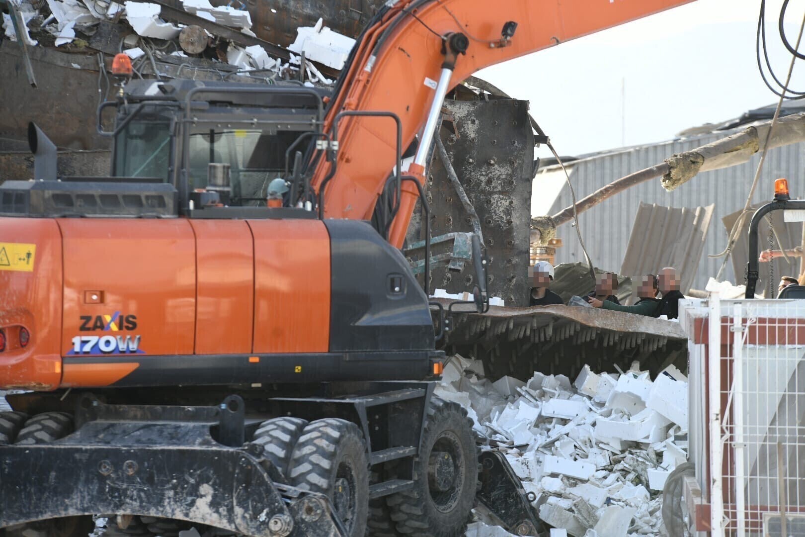 Especialistas de la Guardia Civil rastrean la fábrica de Ibi en busca de respuestas a la explosión mortal