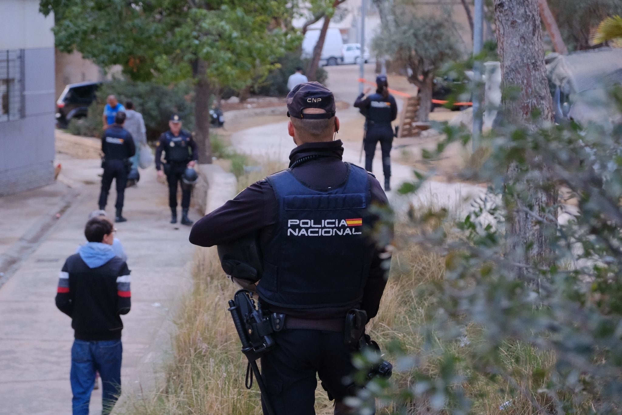 Las imágenes del desalojo frustrado de una familia con dos menores en la Zona Norte de Alicante