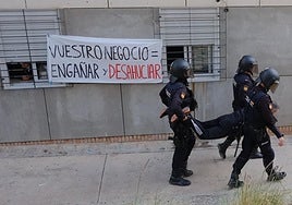Las imágenes del desalojo frustrado de una familia con dos menores en la Zona Norte de Alicante
