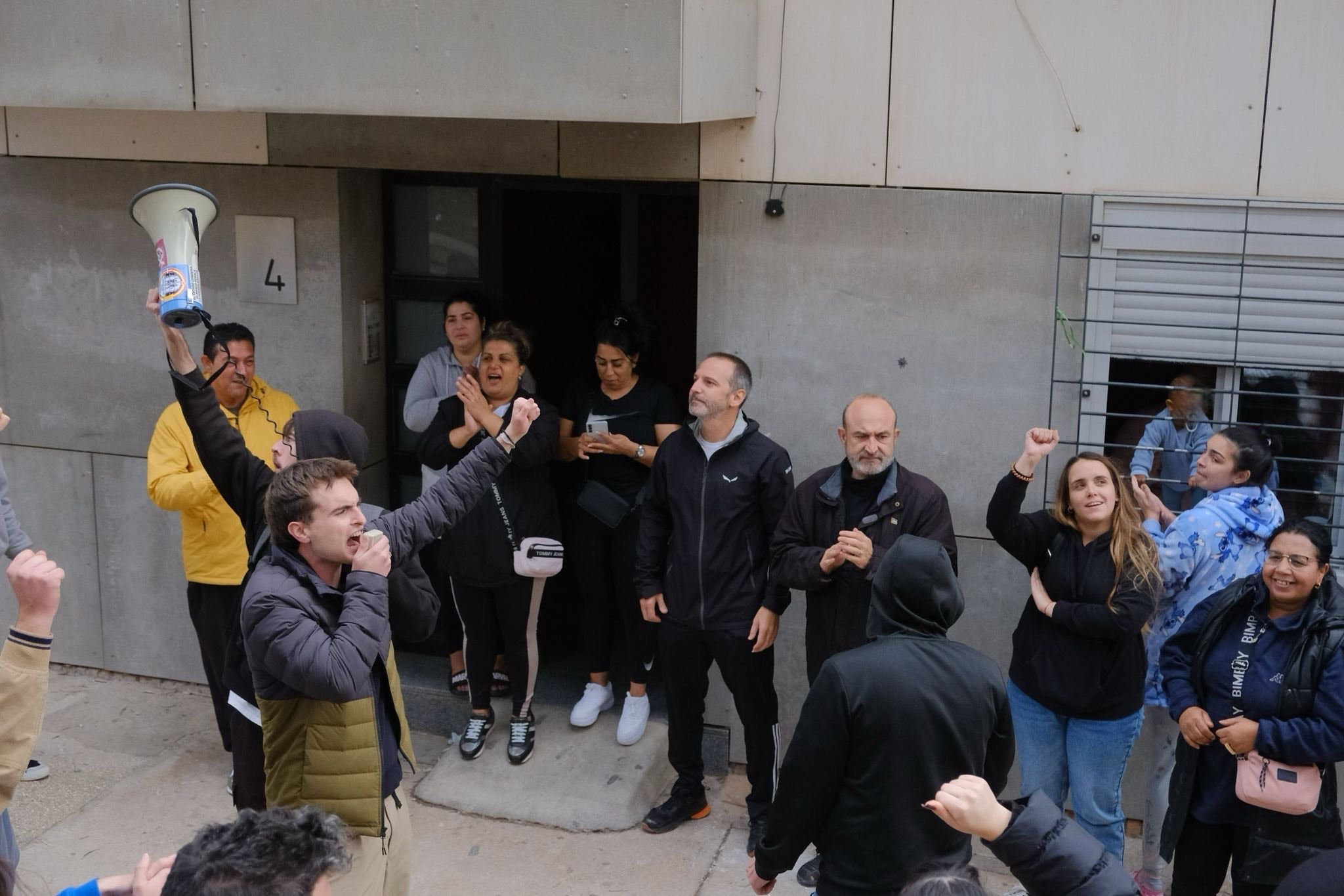 Las imágenes del desalojo frustrado de una familia con dos menores en la Zona Norte de Alicante