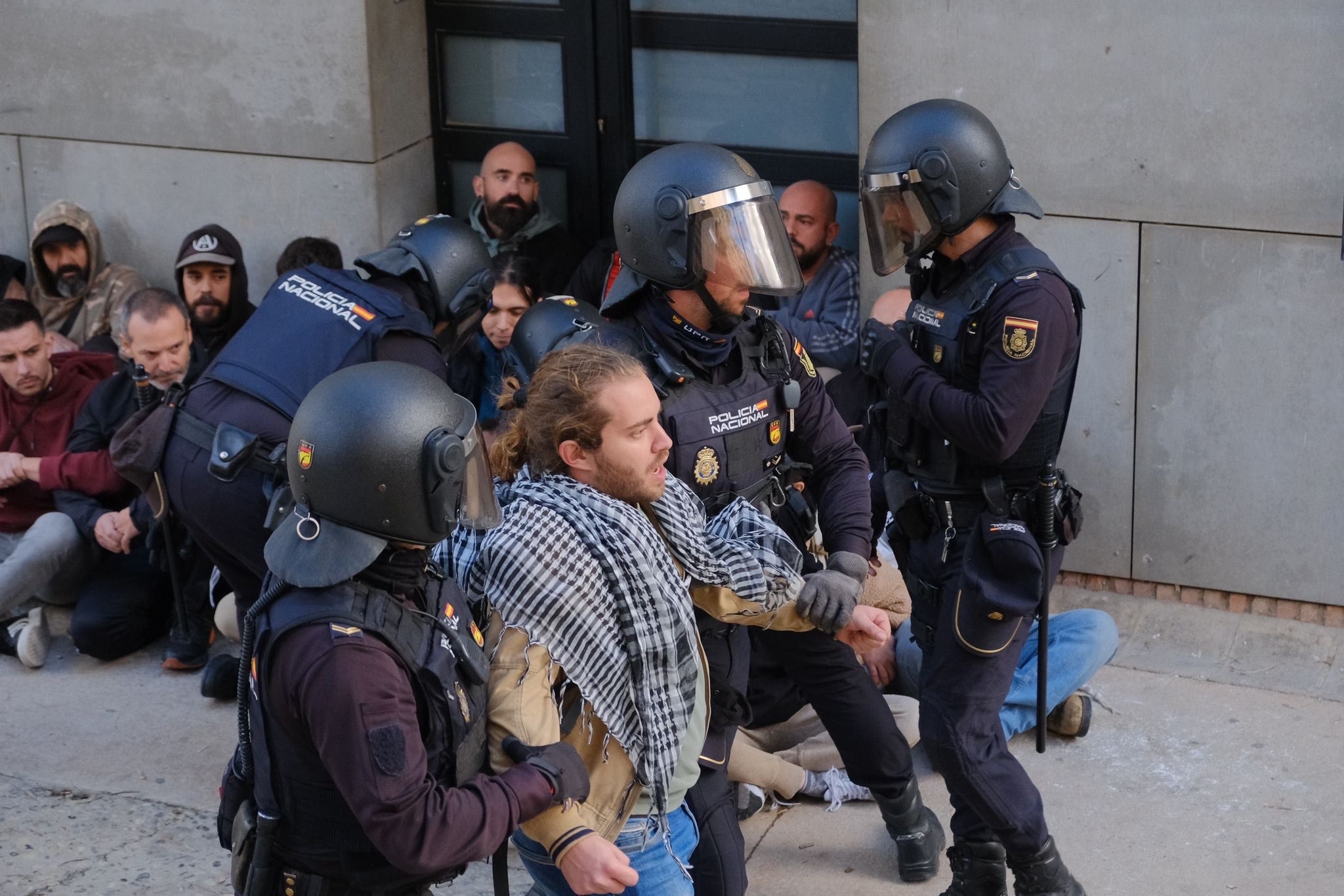 Las imágenes del desalojo frustrado de una familia con dos menores en la Zona Norte de Alicante
