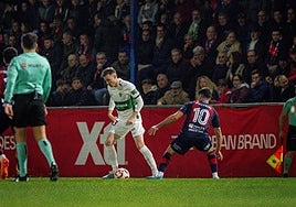 Carlos Clerc protege el balón en el choque frente al Yeclano de la Copa.