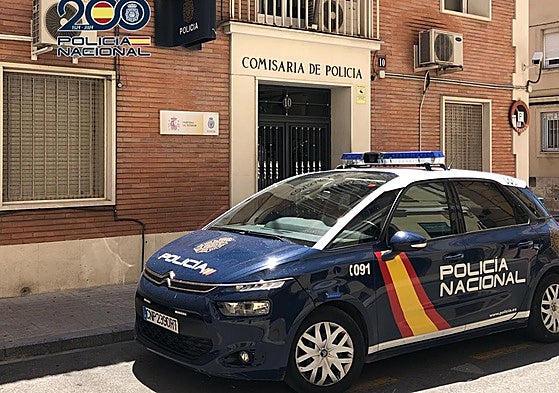 Imagen de archivo de una patrulla frente a la Comisaría de Alcoi.