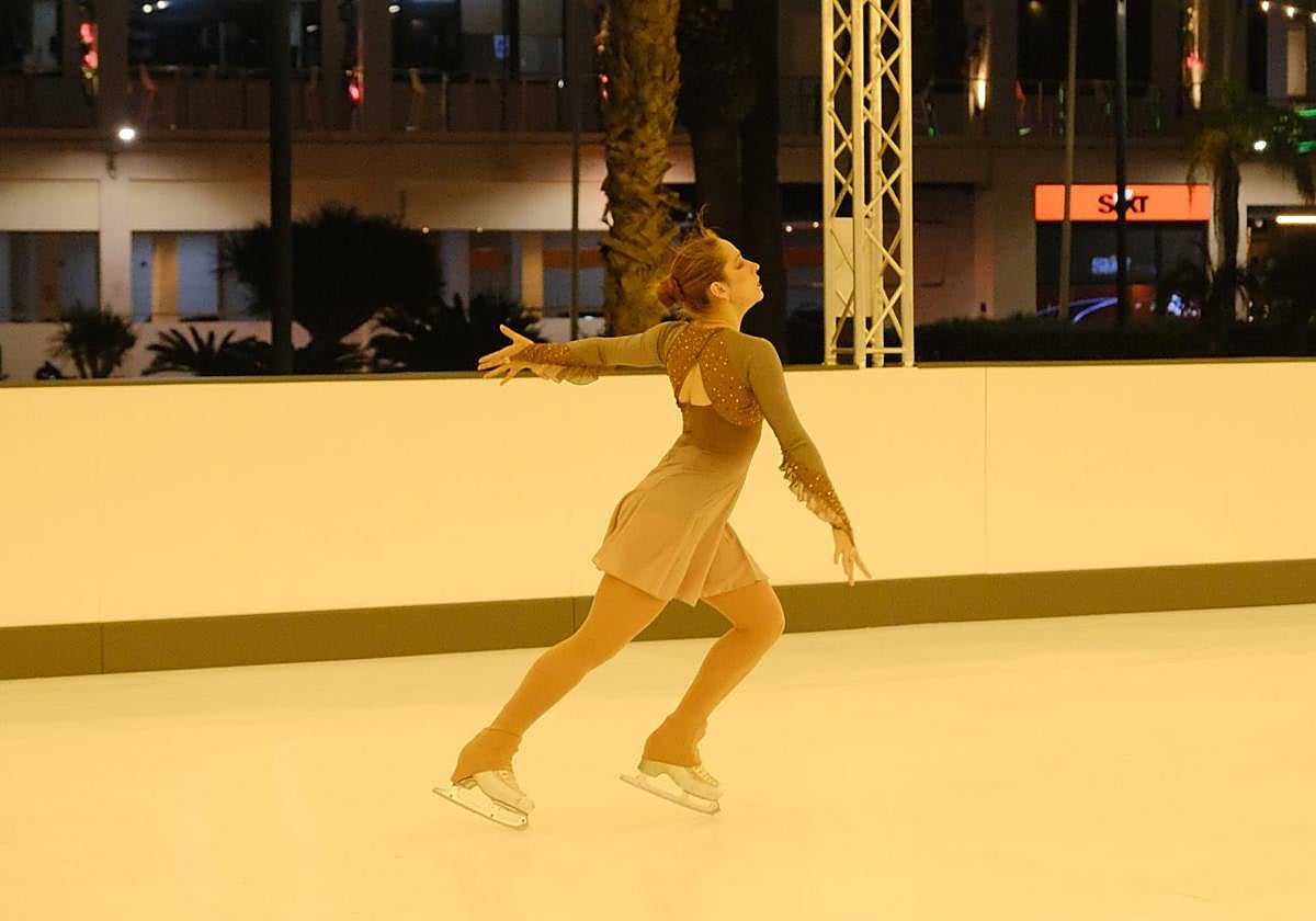 Así es la pista de hielo sintético de Alicante para patinar