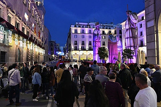 Turistas y alicantinos se aglutinan en el centro para ver el Belén Gigante.