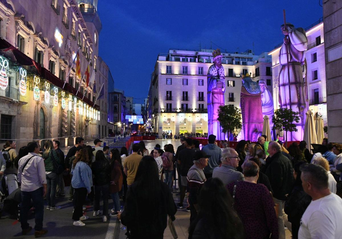 Turistas y alicantinos se aglutinan en el centro para ver el Belén Gigante.