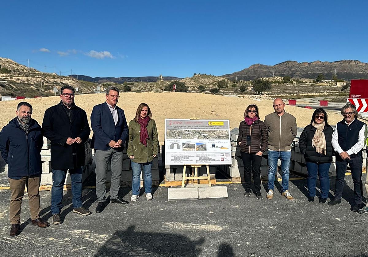 Representantes autonómicos y municipales, en las obras del tercer carril de la CV-800.