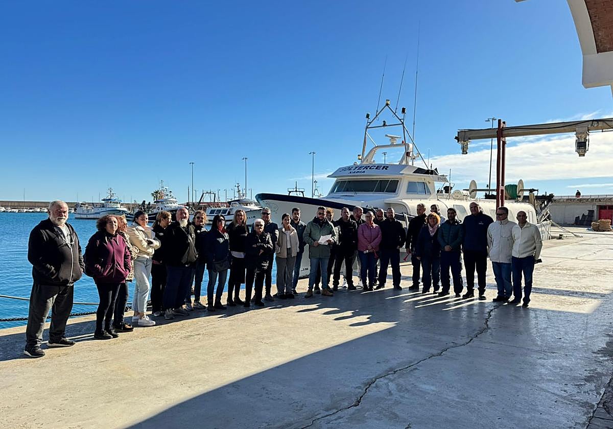 Cofradía de Jávea leyendo el manifiesto con sus barcos amarrados.