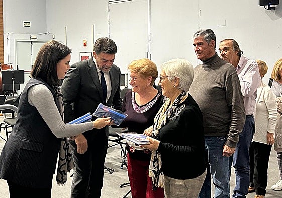 Homenaje a los voluntarios que cuidan a los mayores de Alicante.