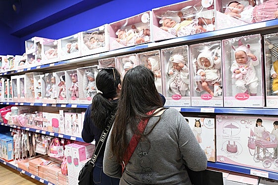 Dos mujeres compran juguetes en Alicante por Navidad.