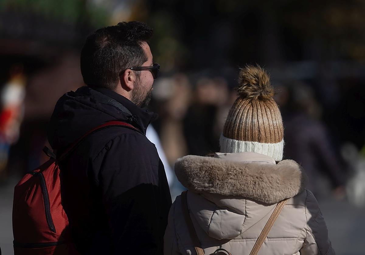 Dos personas abrigadas en una jornada de frío.
