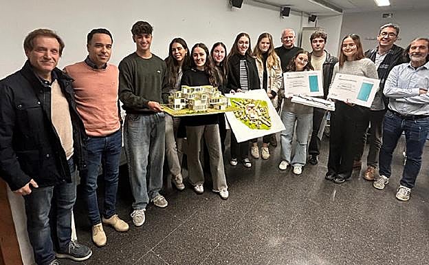 Ganadores del concurso junto a miembros del jurado.