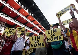 Aficionados del Valencia piden la dimisión de Peter Lim a las afueras de Mestalla.