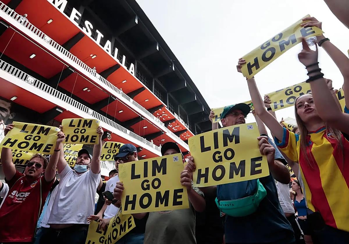 Aficionados del Valencia piden la dimisión de Peter Lim a las afueras de Mestalla.