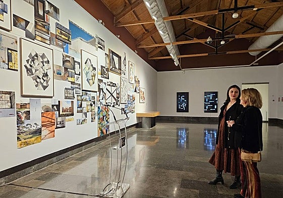 La concejala de Cultura, Nayma Beldjilali, con la autora, Rosa Muñoz, en la Lonja del Pescado.