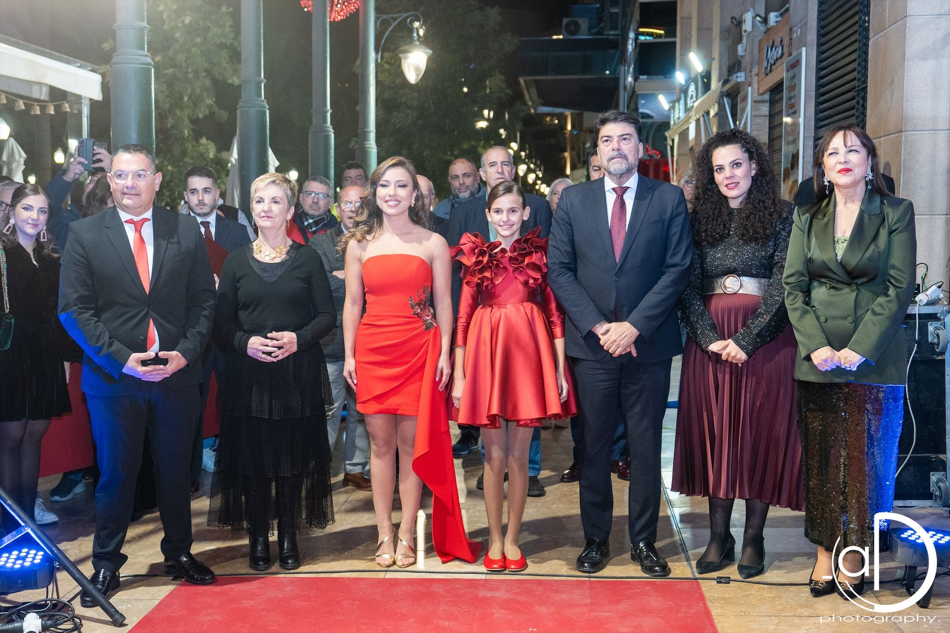Brindis navideño en homenaje a las Belleas del Foc de Alicante
