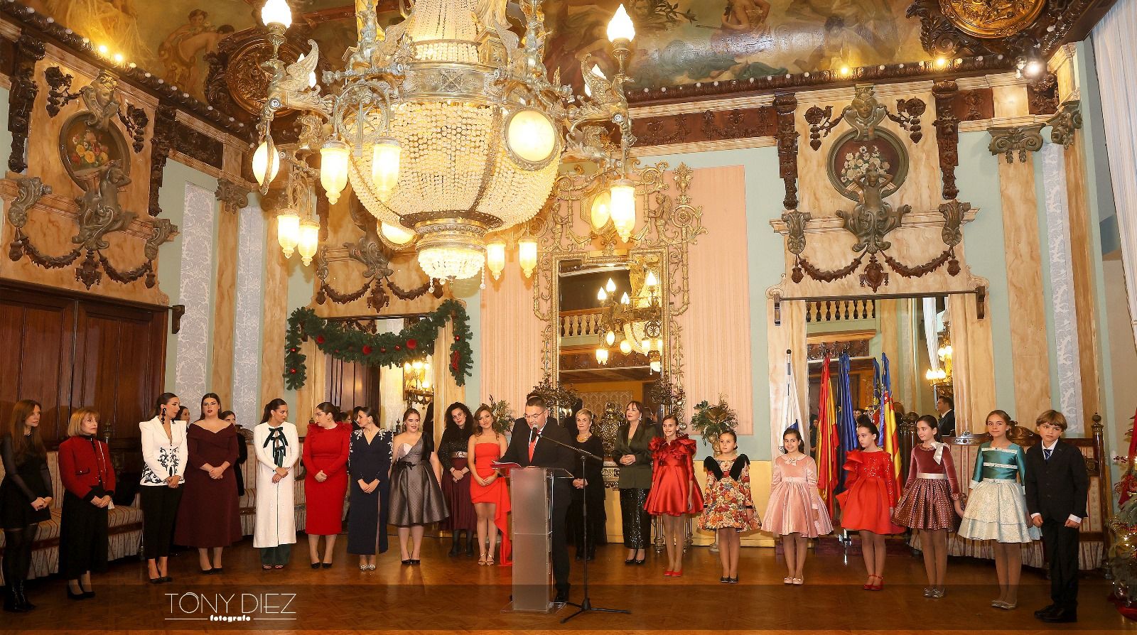 Brindis navideño en homenaje a las Belleas del Foc de Alicante