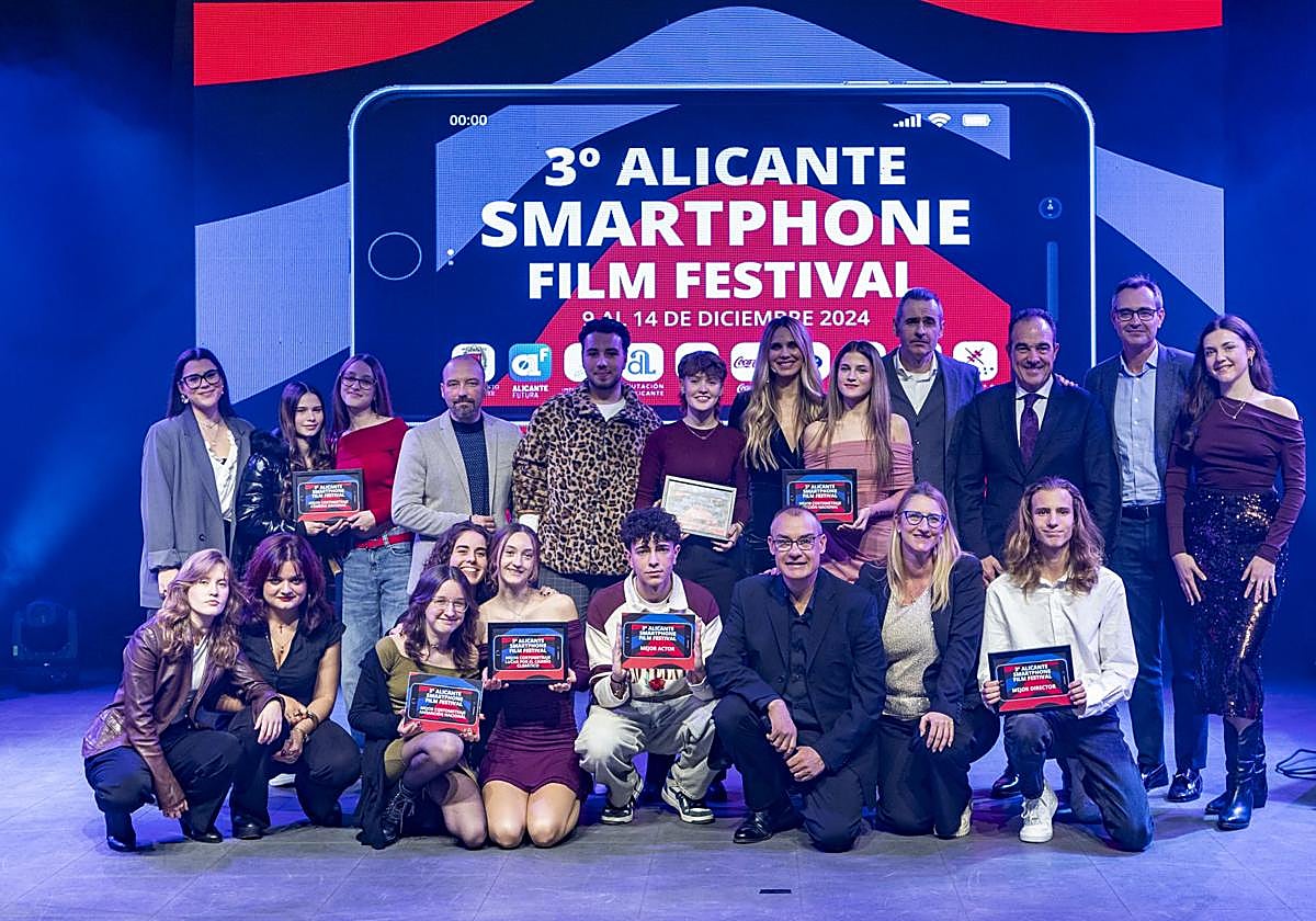 Awardees with authorities at the end of the III Smartphone Film Festival in Alicante.
