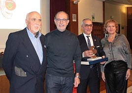 Momento de la entrega del reconocimiento.