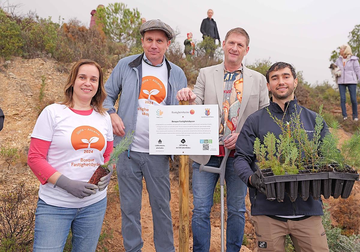 La alcaldesa del municipio (izquierda) junto a otros participantes en la iniciativa de reforestación.