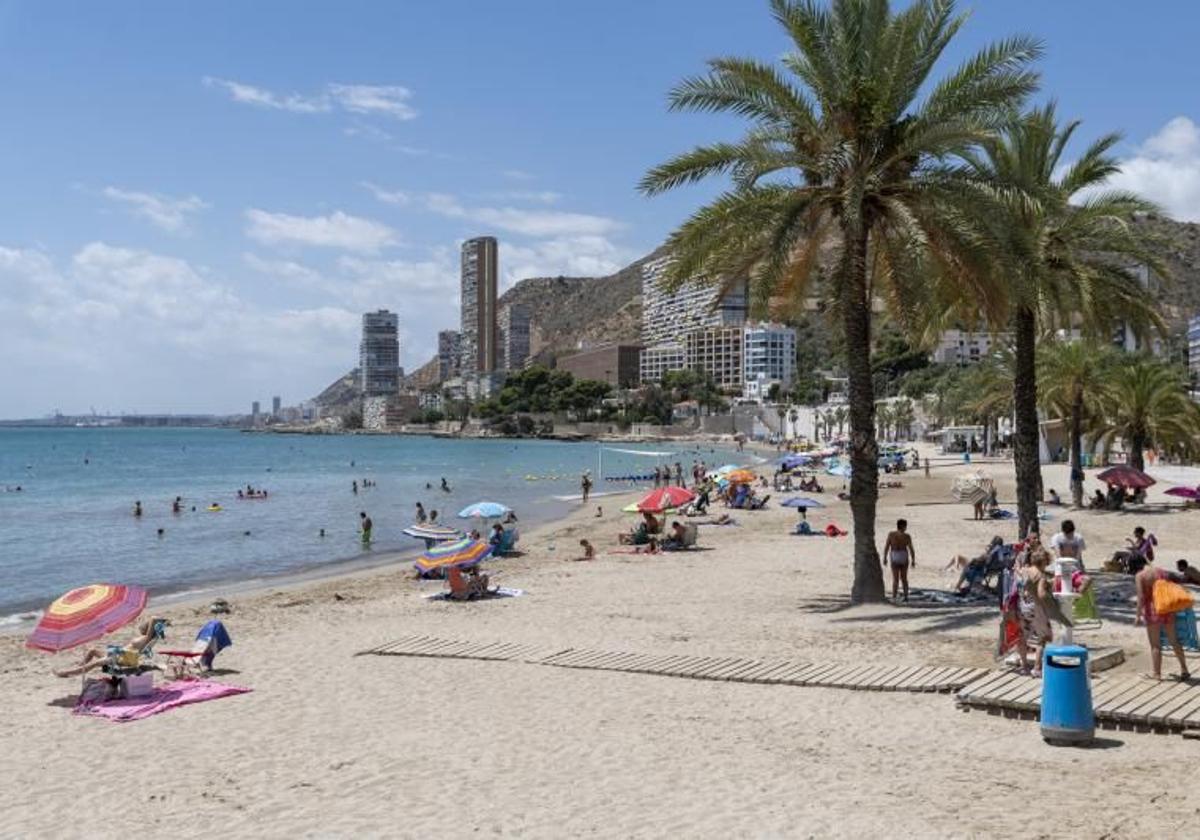 Playa de la Albufereta, en imagen de archivo.