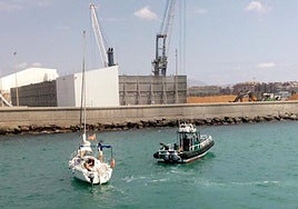 Foto archivo del espigón del Puerto de Altea.
