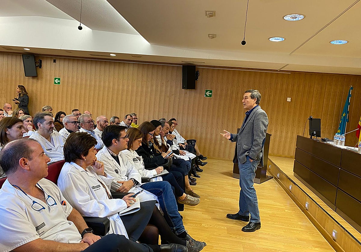 Marciano Gómez durante su visita al centro hospitalario