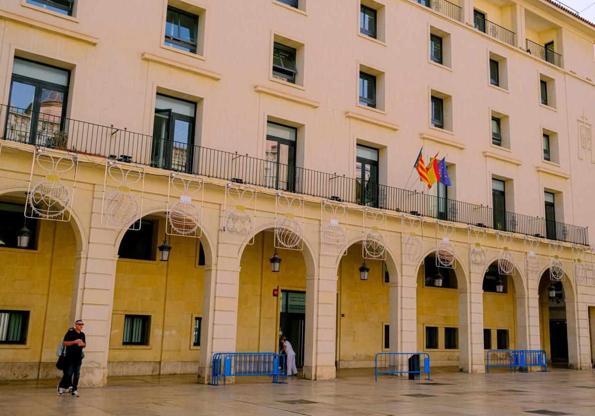 Puerta de la Audiencia Provincial de Alicante, en imagen de archivo.