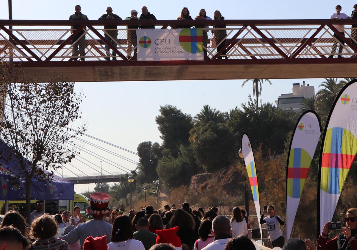 Imagen de la carrera solidaria del CEU celebrada este jueves en Elche.