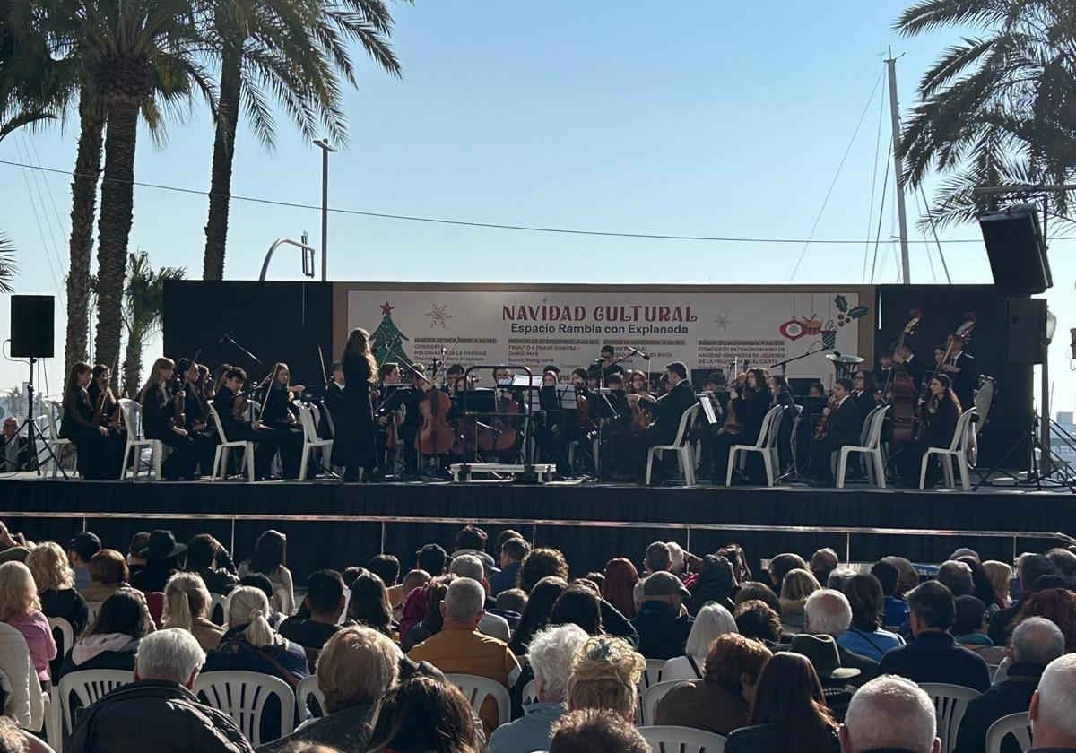 Concierto de Navidad en el escenario situado al final de la Rambla, en el cruce con la Explanada de España.