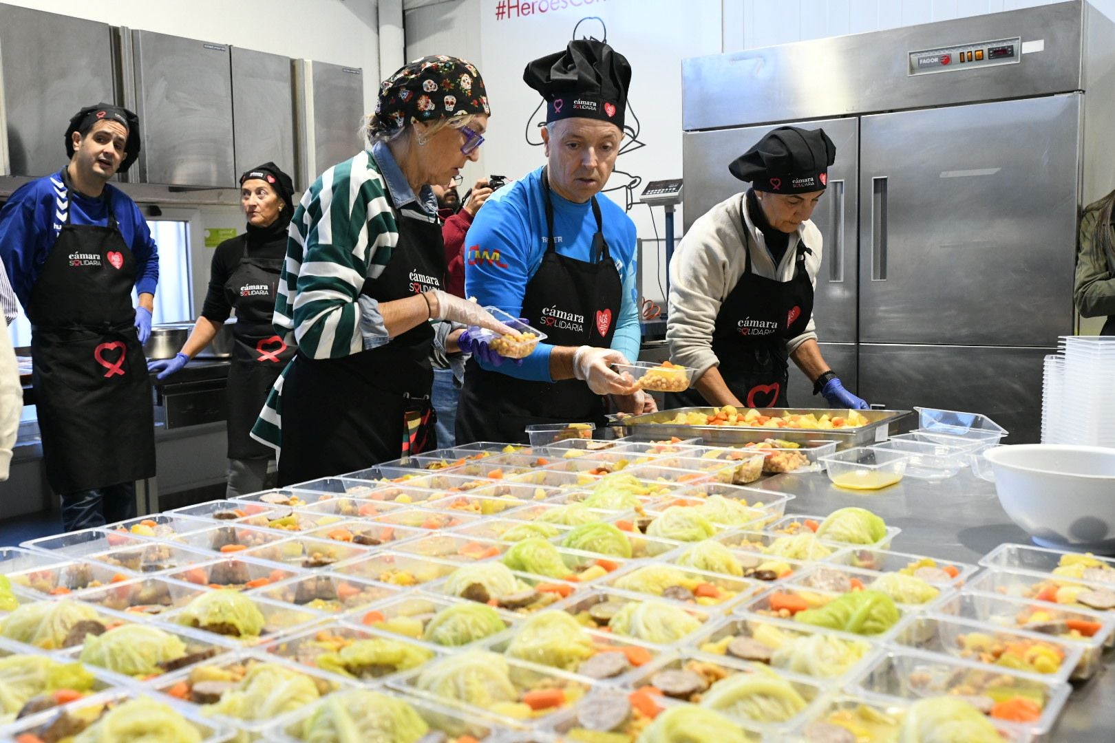 Voluntarios de AGS preparan el menú solidario.