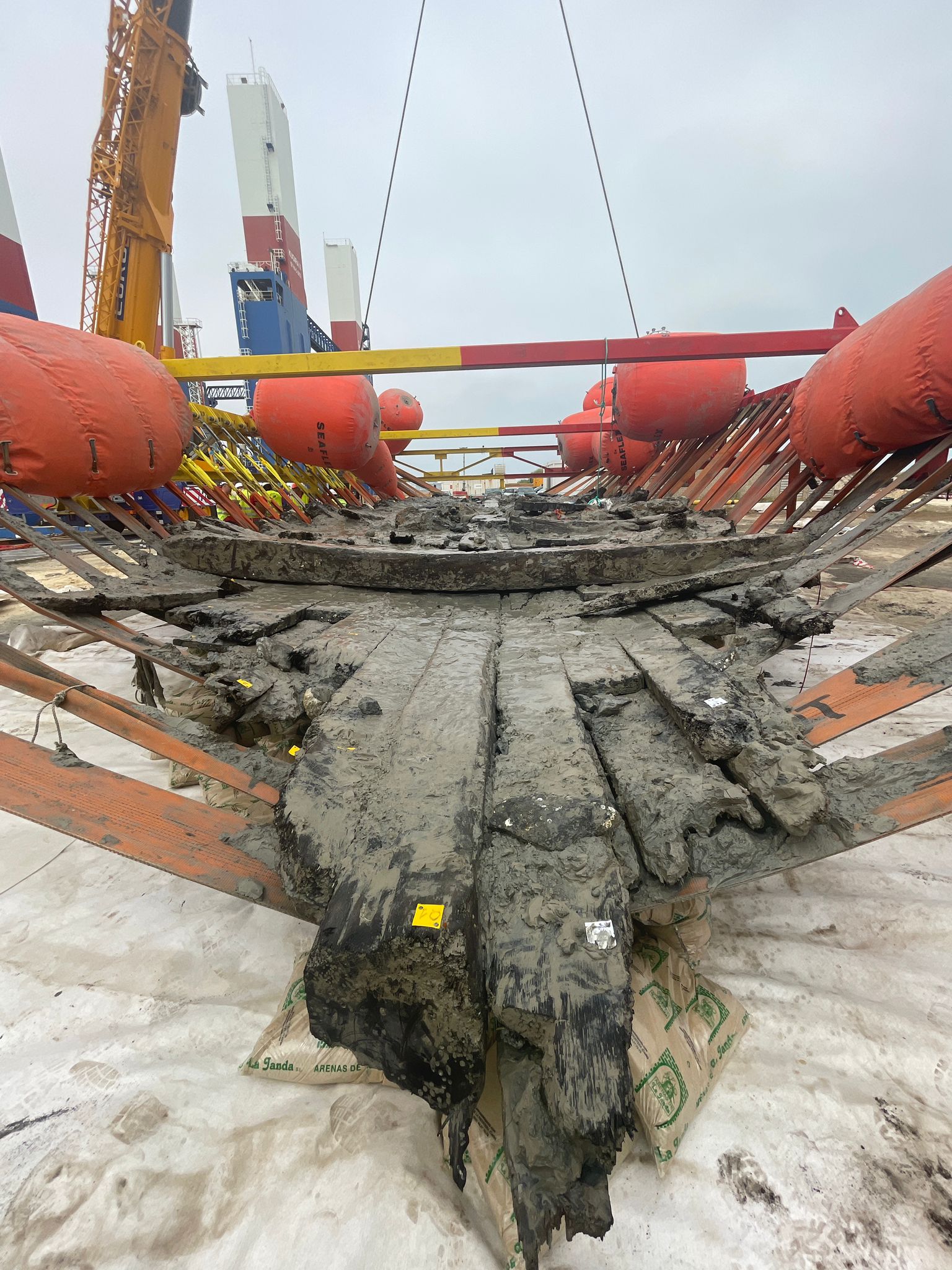 Pecio Delta 1 en Cádiz, tras la extracción.