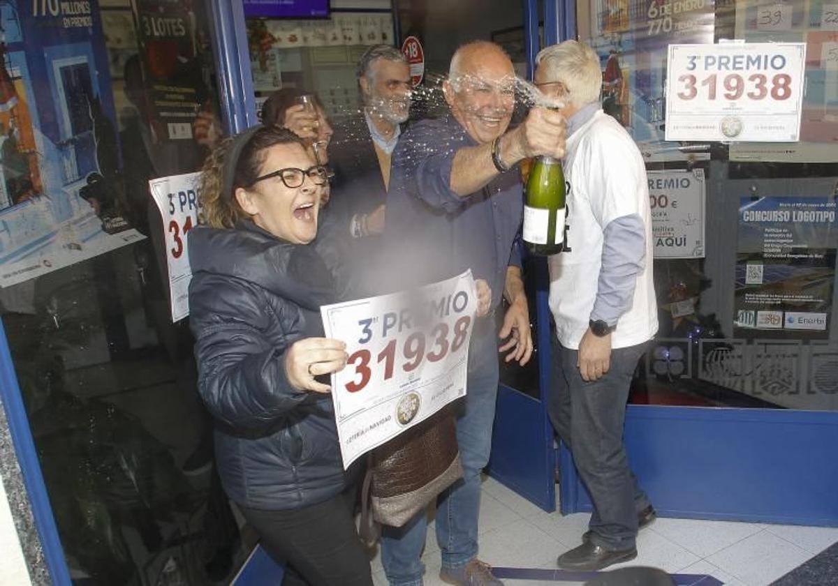 Júbilo en Biar, donde repartieron íntegros los 92,5 millones del tercero premio del Sorteo de Navidad de 2023.